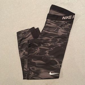 Nike Pro Dry Fit Leggings. Black and white pattern